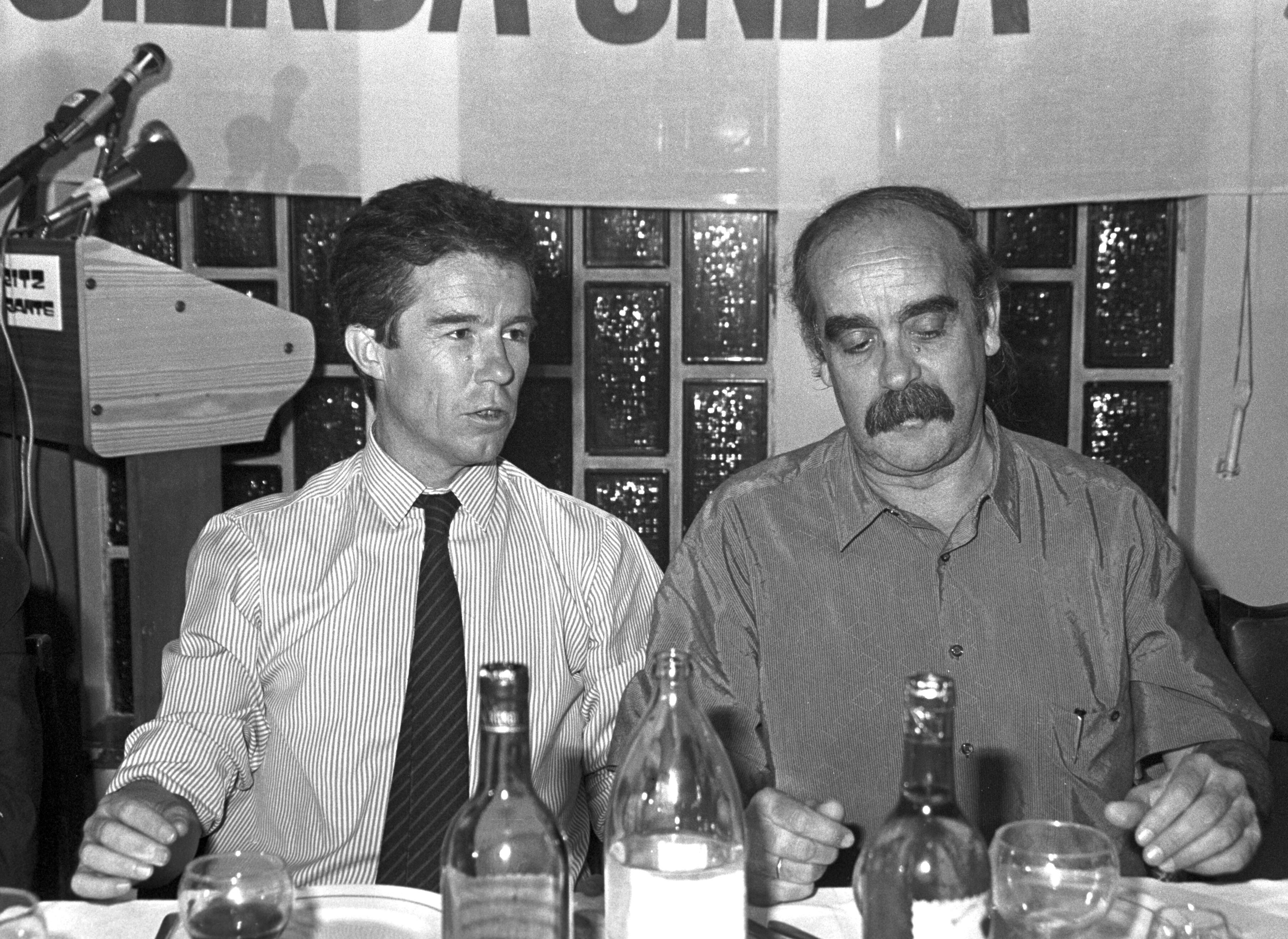 Fernando Pérez Royo, cabeza de lista de IU el 10J de 1987, con José Antonio Labordeta en una cena-mitin.