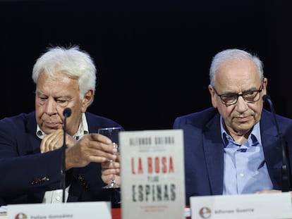 El expresidente del Gobierno Felipe González y el exvicepresidente Alfonso Guerra, durante la presentación del libro de este último 'La rosa y las espinas. El hombre detrás del político', este miércoles en Madrid.