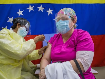 Agentes de saúde aplicam vacinas em um hospital público de Caracas (Venezuela), em março.