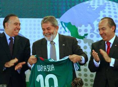 El Presidente de México le regala una camiseta de la selección de fútbol de su país a su homólogo brasileño, Luis Inácio Lula da Silva