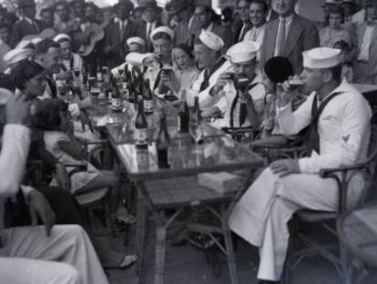 Marineros americanos se divierten en Sloppy's Joe, en La Habana en 1934.