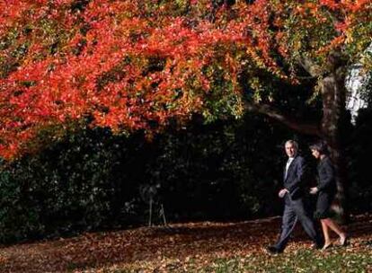 George Bush y Condoleezza Rice caminan por los jardines de la Casa Blanca, mientras se dirigen a la conferencia de Annapolis, el pasado martes.