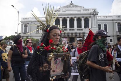 Cientos de estudiantes participan en la marcha convocada en la ciudad de Guadalajara, en el estado de Jalisco, el 2 de octubre de 2018.