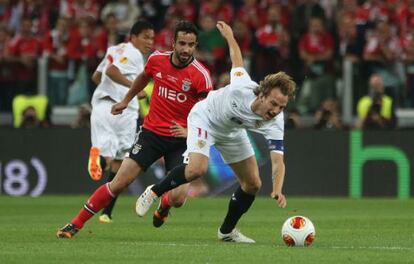 Rakitic y Rubén Amori durante el partido.