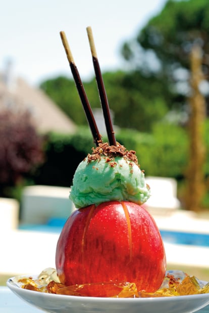 Manzana asada con helado y gelatina