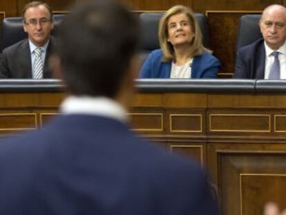 Pedro Sanchez realiza una pregunta a Rajoy en el Congreso de los Diputados. 