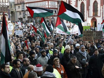 Más de 5.000 personas han salido a la calle en varias ciudades alemanas para exigir a Israel el fin de los bombardeos sobre la Franja de Gaza. Las protestas han recorrido localidades como Düsseldorf, Francfort (en la imagen) o Berlín. En Berlín, donde varios centenares de personas se han solidarizado con las víctimas palestinas, uno de los manifestantes ha sido detenido por mostrar en una pancarta que viculaba a Israel con el nazismo y contenía símbolos prohibidos en Alemania, según ha informado la Policía.