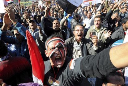 Protesta contra el uso de la violencia contra las mujeres por parte del Ejército ayer en El Cairo.