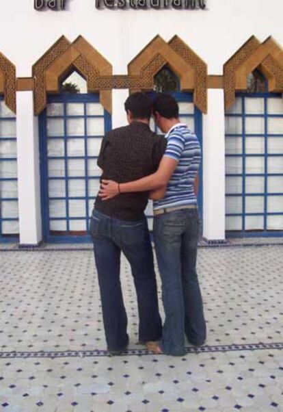 Una pareja de homosexuales en una ciudad de Marruecos.