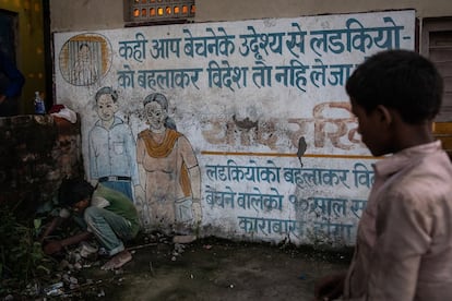 <p>Dos niños juegan a las canicas junto a un mural en la frontera entre India y Nepal que advierte a las mujeres de los peligros de la trata de personas y, en concreto, de que si acompañan a alguien que promete un trabajo al otro lado de la frontera, en realidad podrían estar cayendo en una trampa para venderlas. En Bhairahawa, Nepal. </p>

<p>Sin embargo, casi la mitad de las mujeres nepalíes (46,9%) pueden tener problemas para leer el mural. Según el World Factbook de la Agencia Central de Inteligencia (CIA) de Estados Unidos, en Nepal solo el 53,1% de las mujeres mayores de 15 años sabe leer y escribir, mientras que entre los hombres la tasa es del 76,4 %. Los elevados niveles de analfabetismo también son una de las causas de que muchas mujeres sean presa fácil de los traficantes. En cambio, en los grandes vecinos de Nepal, las tasas de alfabetización de las mujeres son del 60,6 % en India y del 94,5 % en China. Dado que la gran mayoría de las víctimas del tráfico de personas en el mundo ‒alrededor del 71%‒ son niñas y mujeres, y un tercio son menores de edad, la alfabetización femenina es fundamental. </p>