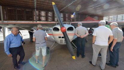 La Auster tiene una hélice de madera y su estructura es de tubo y tela, a la alta y su principal característica: el vuelo lento. Con un poco de viento de frente se convertían en auténticos puntos de observación.