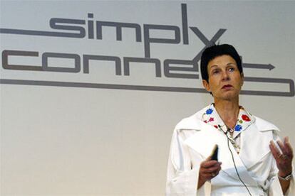 Sari Baldauf, dirigiéndose a los participantes en una convención de ejecutivos en 2003.