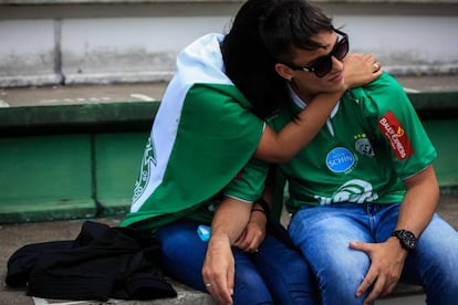 Torcedores da Chapecoense lamentam a tragédia na Colômbia.