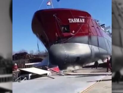 El empleado de un astillero naval estuvo a punto de ser arrollado por un barco en su ceremonia de inauguración