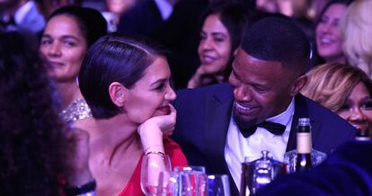 Katie Holmes y Jamie Foxx durante la gala de los premios Grammy.