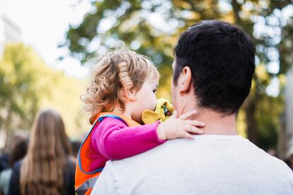 Los niños imitan básicamente a sus personas significativas, con las que se sienten apegados y seguros.