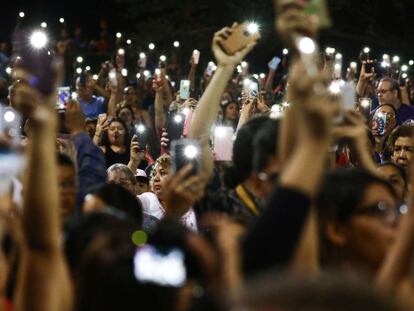 Una multitud sostiene sus teléfonos durante una vigilia por las víctimas del tiroteo masivo, el 4 de agosto de 2019 en El Paso, Texas.