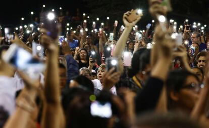 Una multitud sostiene sus teléfonos durante una vigilia por las víctimas del tiroteo masivo, el 4 de agosto de 2019 en El Paso, Texas