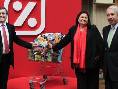 El consejero delegado de D&iacute;a, Ricardo Curr&aacute;s (izquierda); la presidenta, Ana Mar&iacute;a Llopis, y el presidente de la Bolsa madrile&ntilde;a, Antonio Zoido, en el acto de salida a Bolsa.
 