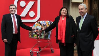 El consejero delegado de D&iacute;a, Ricardo Curr&aacute;s (izquierda); la presidenta, Ana Mar&iacute;a Llopis, y el presidente de la Bolsa madrile&ntilde;a, Antonio Zoido, en el acto de salida a Bolsa.
 