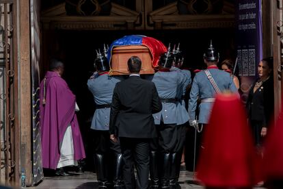 Durante la misa en la catedral, el arzobispo Fernando Chomalí, encargado de la homilía, ha manifestado su esperanza de que tanto la inesperada muerte del expresidente como los trágicos incendios de Viña del Mar “contribuyan a generar un país más unido, más fraterno y más justo”. “Sebastián Piñera sirvió a Chile con fuerza, ahínco y convicción. Como todo ser humano se pudo haber equivocado, pudo haber cometido errores, algunas cosas las pudo haber hecho de otra manera, pero lo que no se pone en duda es su buena fe y recta intención”, expresó Chomalí. En la imagen, el féretro de Piñera durante su entrada a la catedral.