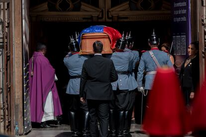 Durante la misa en la catedral, el arzobispo Fernando Chomalí, encargado de la homilía, ha manifestado su esperanza de que tanto la inesperada muerte del expresidente como los trágicos incendios de Viña del Mar “contribuyan a generar un país más unido, más fraterno y más justo”. “Sebastián Piñera sirvió a Chile con fuerza, ahínco y convicción. Como todo ser humano se pudo haber equivocado, pudo haber cometido errores, algunas cosas las pudo haber hecho de otra manera, pero lo que no se pone en duda es su buena fe y recta intención”, expresó Chomalí. En la imagen, el féretro de Piñera durante su entrada a la catedral. 