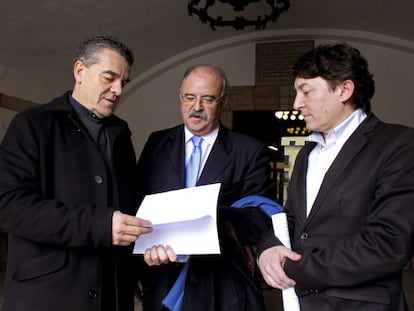 Ismael &Aacute;lvarez (a la izquierda) con Emilio Cubelos, de Independientes Agrupados de Ponferrada, y el socialista Samuel Folgueral.