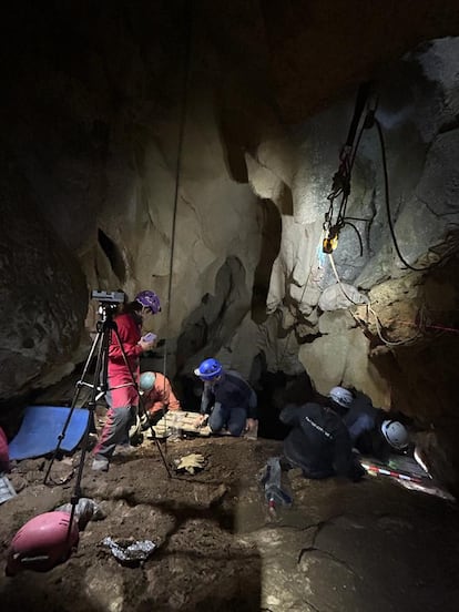 Arquelogos en el interior de la sima.