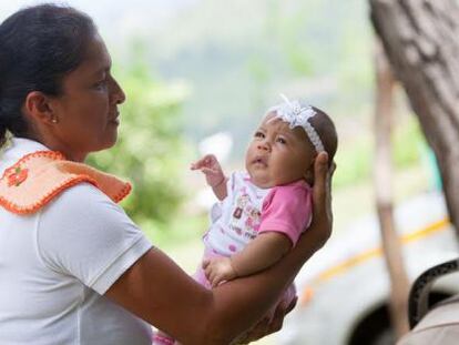 Una madre con su hija en Panam&aacute;.