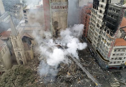 Bomberos trabajan el pasado 1 de mayo entre los escombros del rascacielos derrumbado en São Paulo