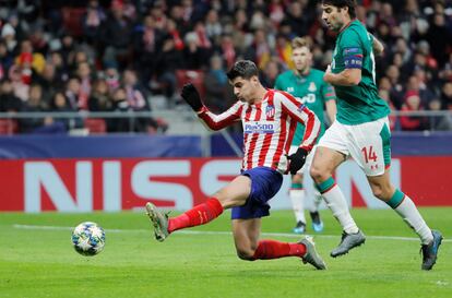 Álvaro Morata marca el segundo tanto del Atlético.