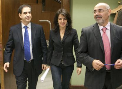 Los portavoces del PP, Leopoldo Barreda (izquierda); Aralar, Aintzane Ezenarro y PSE, Jose Antonio Pastor (derecha), en los pasillos dfel Parlamento vasco, durante el pleno de hoy.