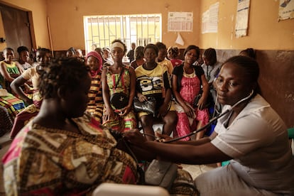 Mujeres embarazadas esperan su turno para una revisión en el hospital de Makeni, Sierra Leona, en 2023.