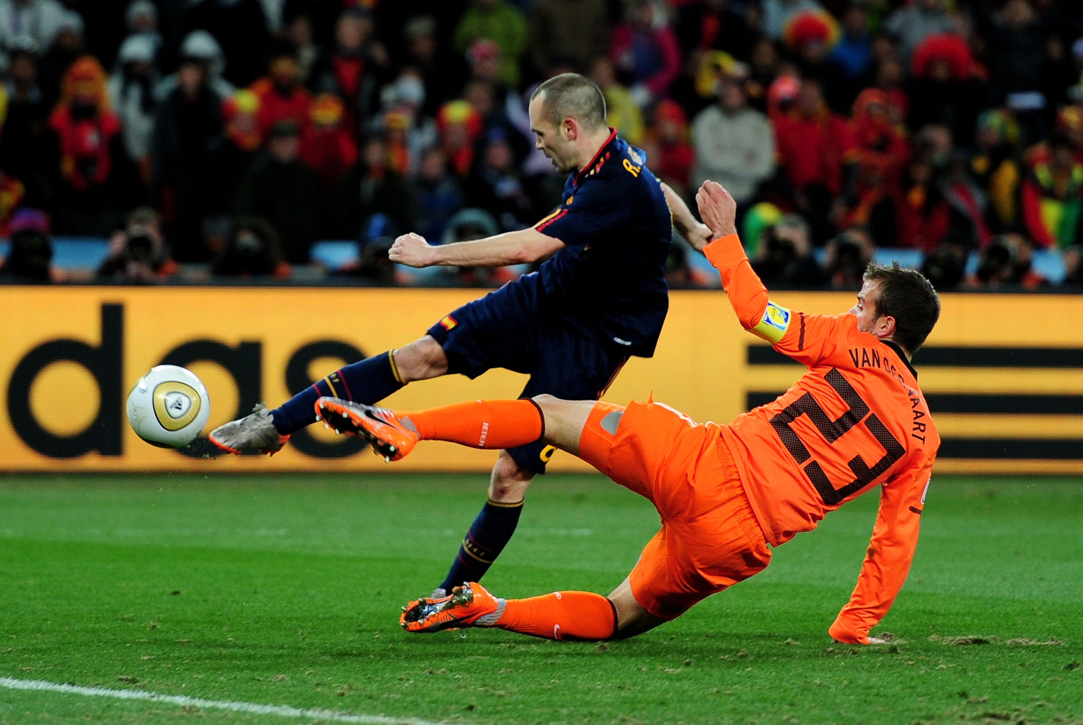 Iniesta marca el gol del triunfo de la selección española ante Países Bajos en la final del Mundial de 2010.
