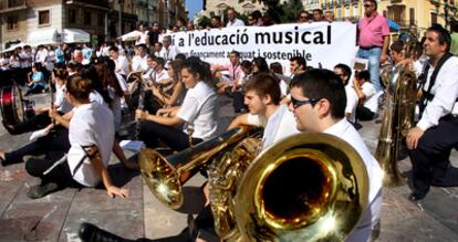 Los participantes en la protesta, ayer, en la plaza de la Virgen de Valencia.