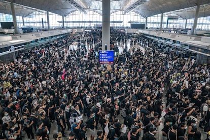 Miles de manifestantes ocupan la sala de embarque del aeropuerto de Hong Kong, el 12 de agosto de 2019.