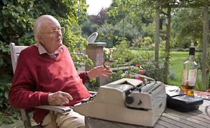 El escritor inglés Tom Sharpe, en su casa en Cambridge. 
 