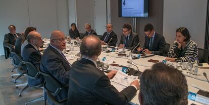 El presidente de Banco Sabadell, Josep Oliu, el consejero delegado, Jaime Guardiola, y otros miembros del consejo de administración del banco, este jueves, en la nueva sede de la entidad en Londres.