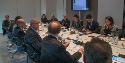 El presidente de Banco Sabadell, Josep Oliu, el consejero delegado, Jaime Guardiola, y otros miembros del consejo de administraci&oacute;n del banco, este jueves, en la nueva sede de la entidad en Londres. 