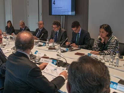 El presidente de Banco Sabadell, Josep Oliu, el consejero delegado, Jaime Guardiola, y otros miembros del consejo de administraci&oacute;n del banco, este jueves, en la nueva sede de la entidad en Londres. 