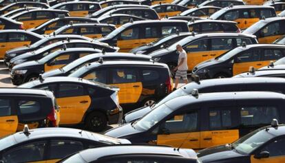 Marcha lenta de taxistas en Barcelona.