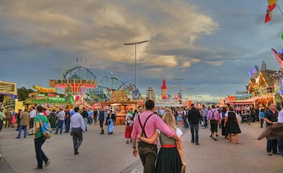 Visitantes en el recinto del Oktoberfest, la fiesta de la cerveza de Múnich (Alemania).