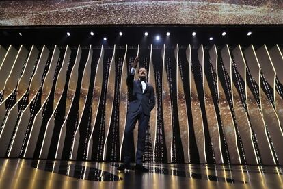 O ator francês e mestre de cerimônia Laurent Lafitte fala no palco durante a cerimônia de abertura do 69° Festival de Cannes.