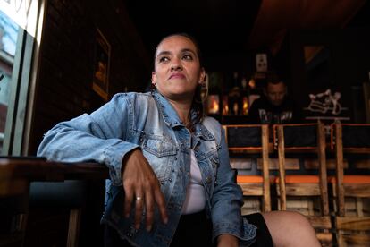 Clarena Cañón, graduada del programa de cuidado de salud mental de la Secretaría de Salud, en su bar Voldemort, en Soacha, el 2 de marzo de 2023.