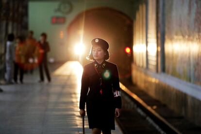 Una trabajadora del metro se aleja después de que un tren saliese de una estación en el centro de Pyongyang, (Corea del Norte), el 7 de mayo de 2016.