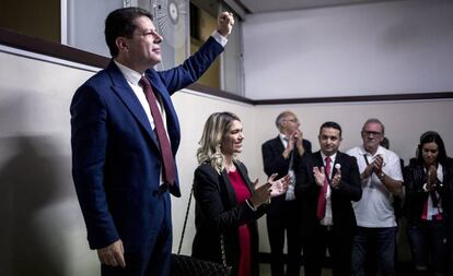 Fabian Picardo saluda a sus compañeros de partido después de ganar las elecciones de Gibraltar.