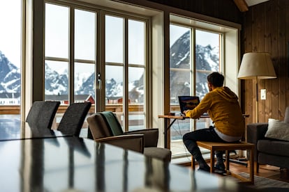 La imagen idealizada del nomadismo digital presenta al trabajador tecleando el ordenador frente a una playa paradisíaca, pero los destinos rurales también se perfilan como apetecibles oficinas en remoto.