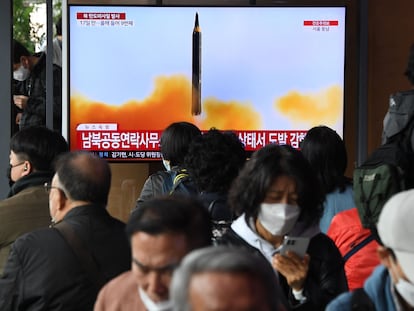 Una pantalla muestra las noticias con imágenes de un ensayo balístico de Corea del Norte en una estación de tren en Seúl este jueves.