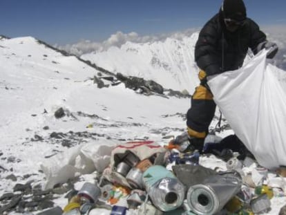 Un guía nepalés recoge, en 2010, basura dejada en el Everest.