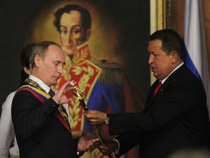 El presidente de Venezuela, Hugo Chávez (d), regala una réplica de la espada de Simón Bolivar al primer ministro de Rusia, Vladimir Putin, en el palacio presidencial de Miraflores, en Caracas, durante un viaje oficial de Putin a Venezuela, el 2 de abril de 2010.